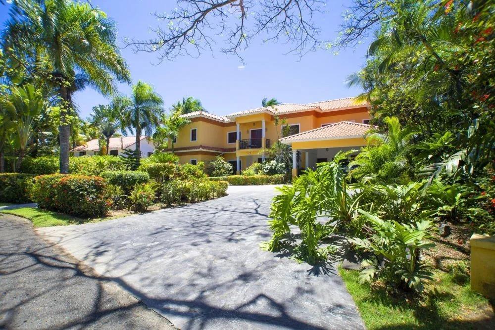 casas vacacionales y villas - Villa con Piscina y Amplio Terreno a Minutos de la Playa entre Sosúa y Cabarete 1