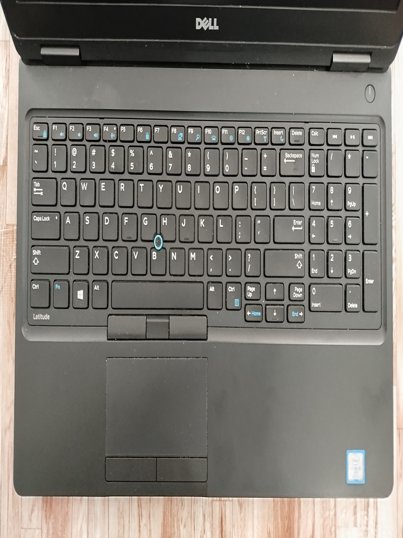 computadoras y laptops - DELL 15.6" i5 7ma 500GB TECLADO ILUMINADO.   2