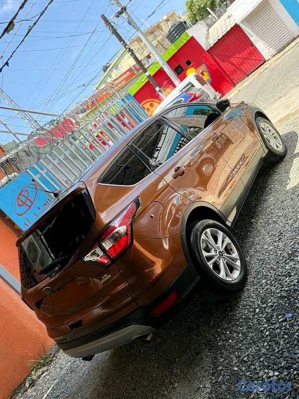 jeepetas y camionetas - Venta de traspaso. Ford Escape SE 2017 4
