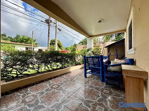 casas - venta de casa en la charles de Gaulle con patio grande Santo Domingo este  4