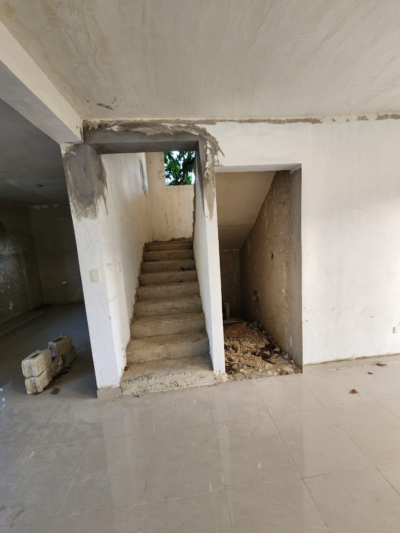 casas - Casa mejora de 2 niveles, con piso, falta Terminacion, Aut. San Isidro 7