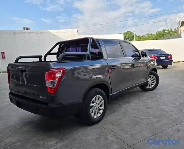 jeepetas y camionetas - KGM REXTON 2021 GRIS OSCURO DIESEL 4