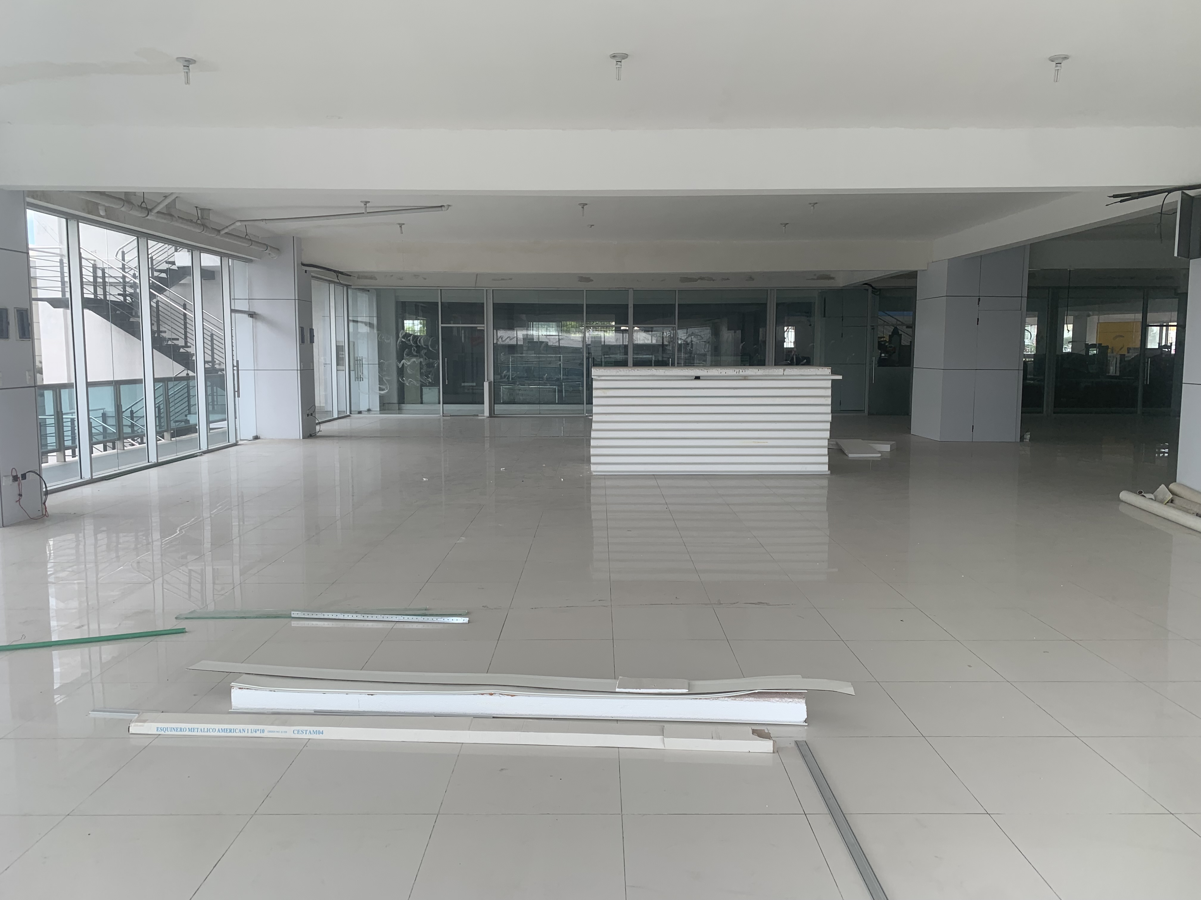 oficinas y locales comerciales - Alquiler local amplio en segundo nivel  2