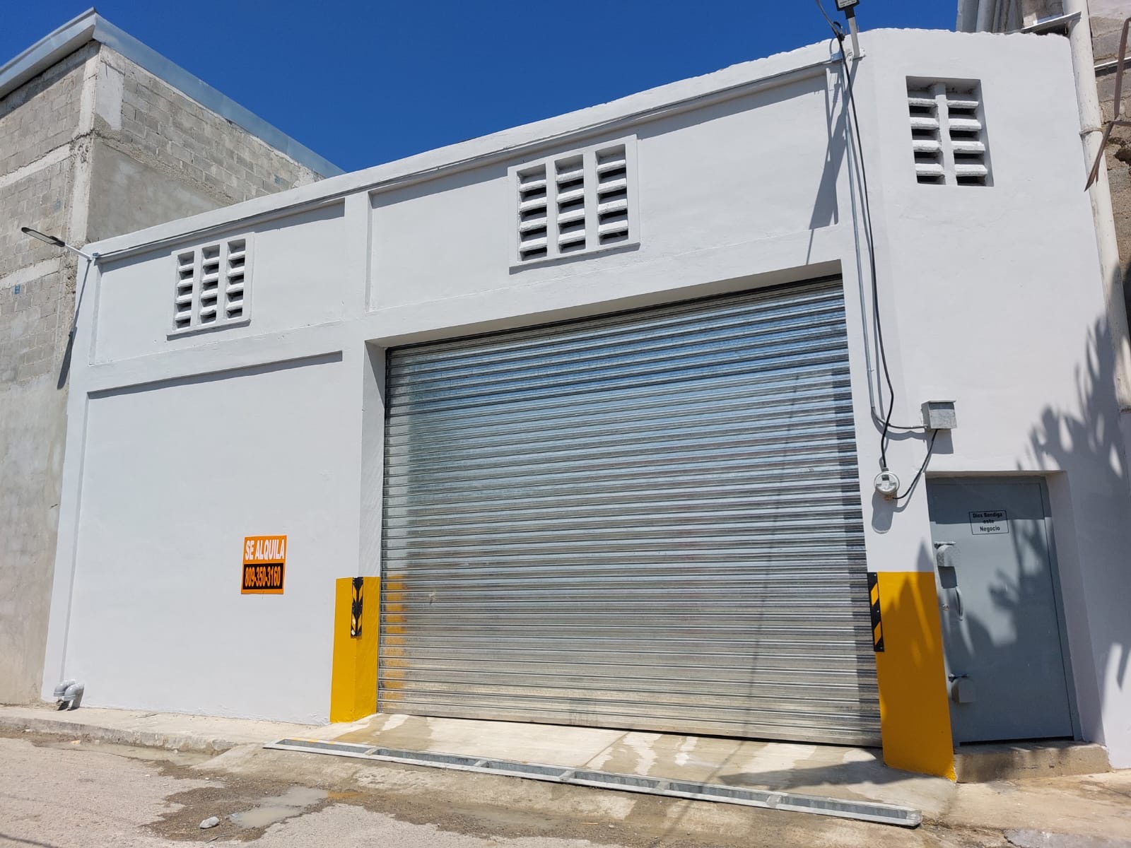 oficinas y locales comerciales - Nave  industrial en Herrera a dos esquina de la Lu 1