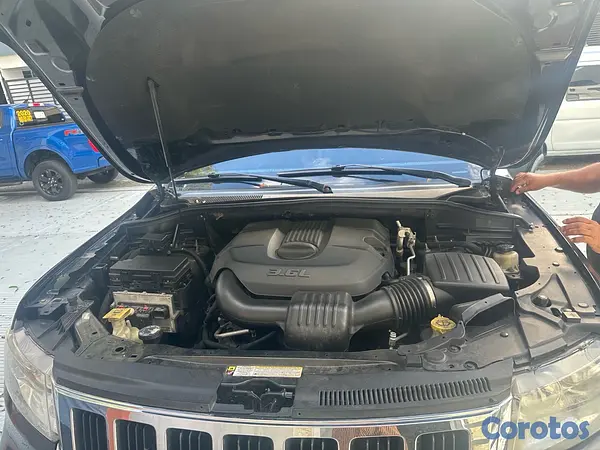 jeepetas y camionetas - Jeep Grand Cherokee Laredo en excelente estado 7
