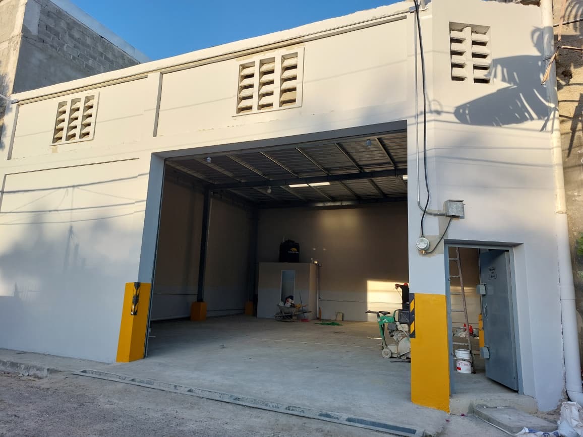 oficinas y locales comerciales - Nave  industrial en Herrera a dos esquina de la Lu 2