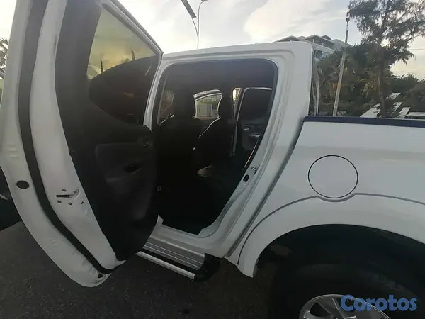 jeepetas y camionetas - Camioneta Mitsubishi L 200 9