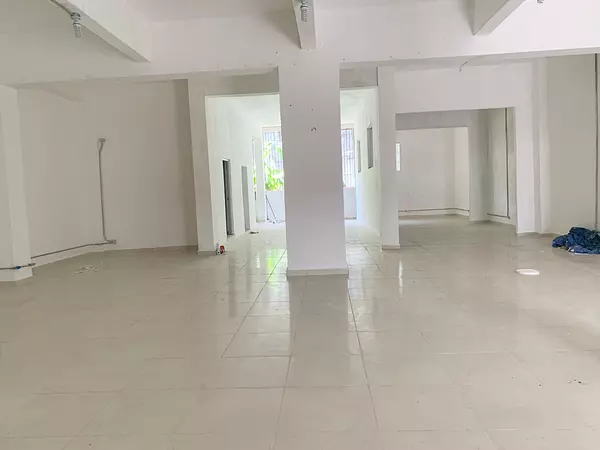 oficinas y locales comerciales - Local en la Duarte Primer nivel 5
