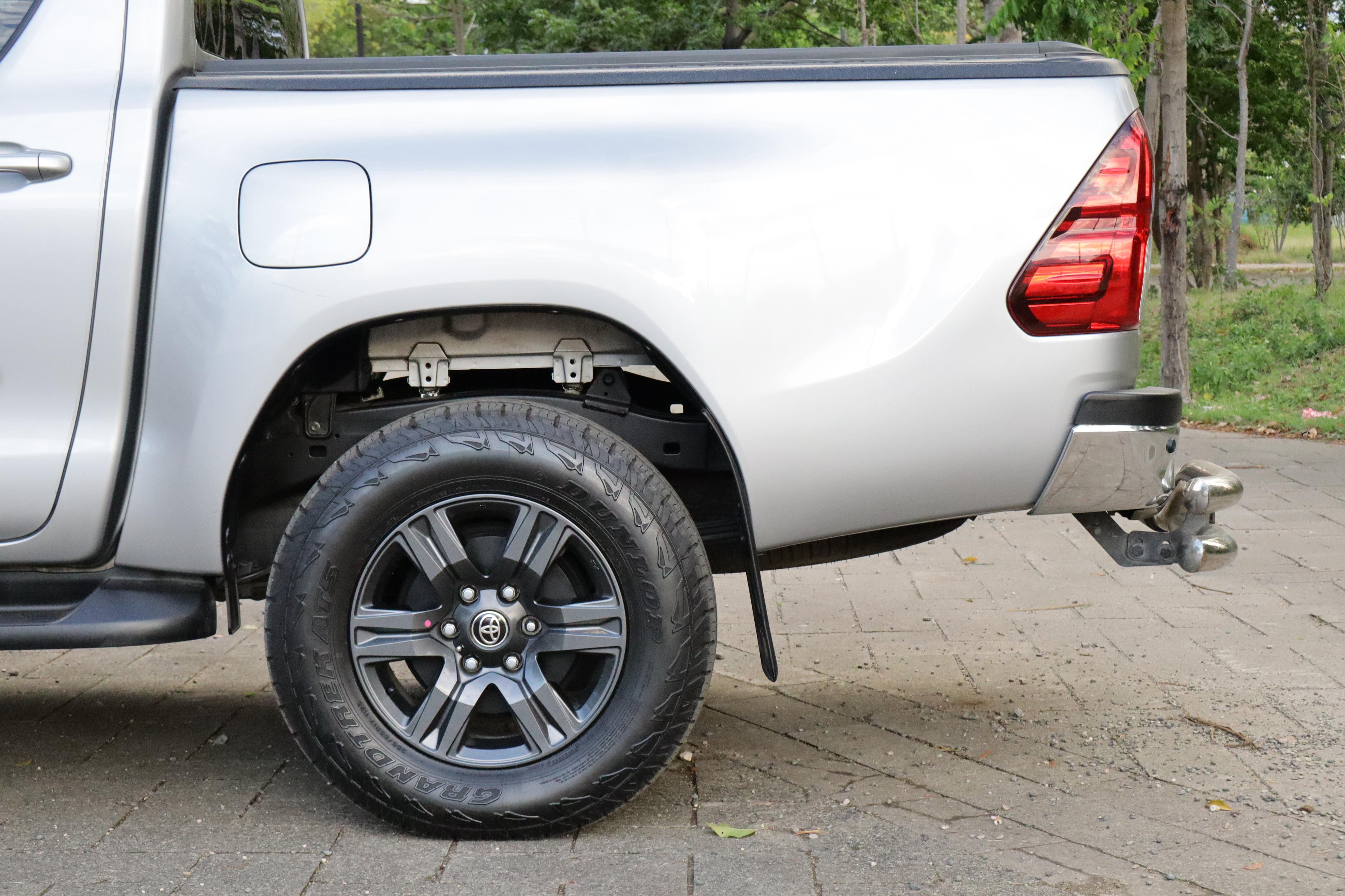 jeepetas y camionetas - Montate en esta impecable lujosa confortable toyota Hailux 2022 clean carfax  4