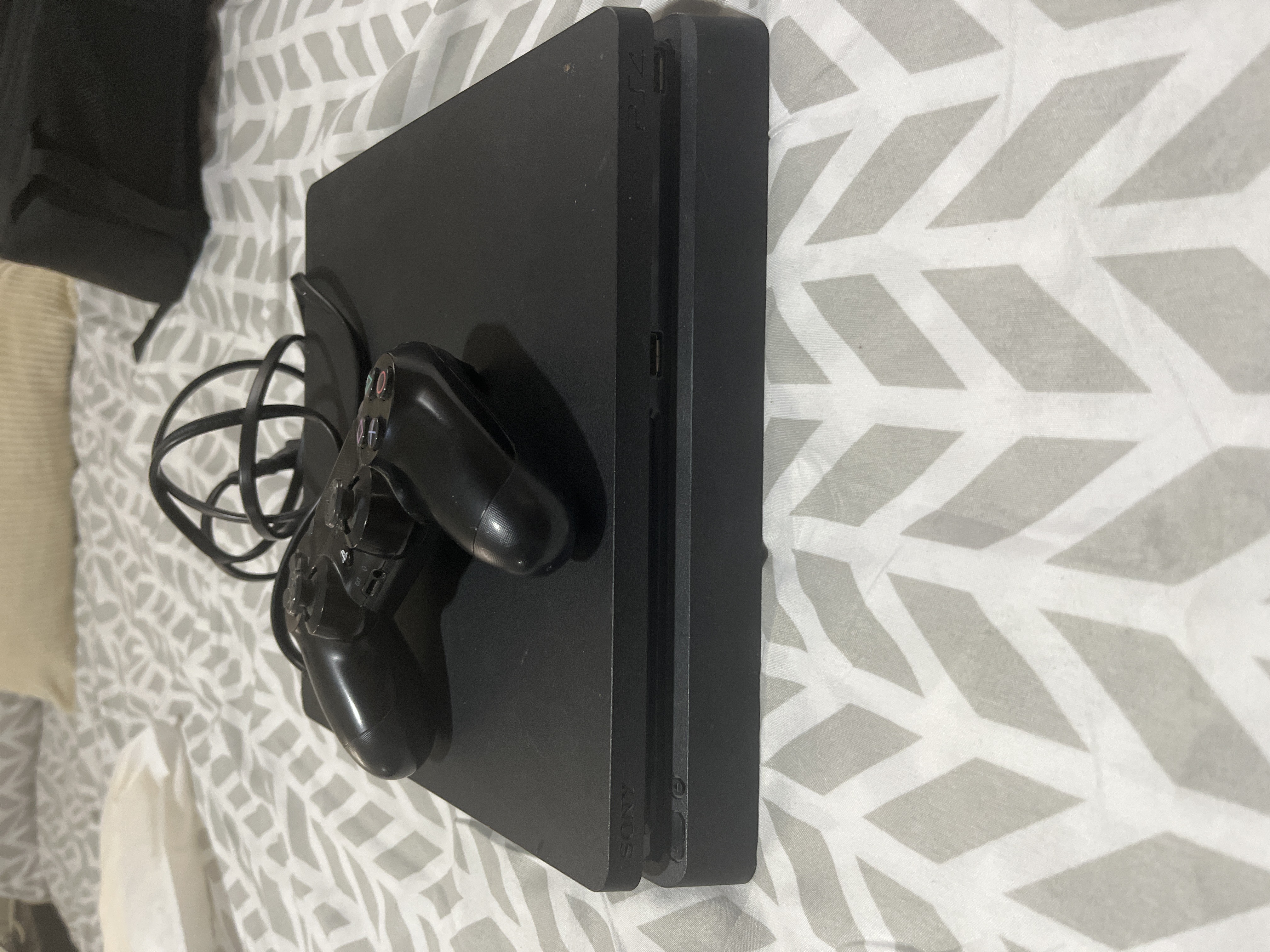 consolas y videojuegos - PS4 Slim usada, Control PS4 y fuente de alimentación  0