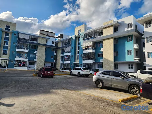 apartamentos - Apartamento en 1er nivel de 3 hab. Con balcón, 2 parqueos y área de servicio 2