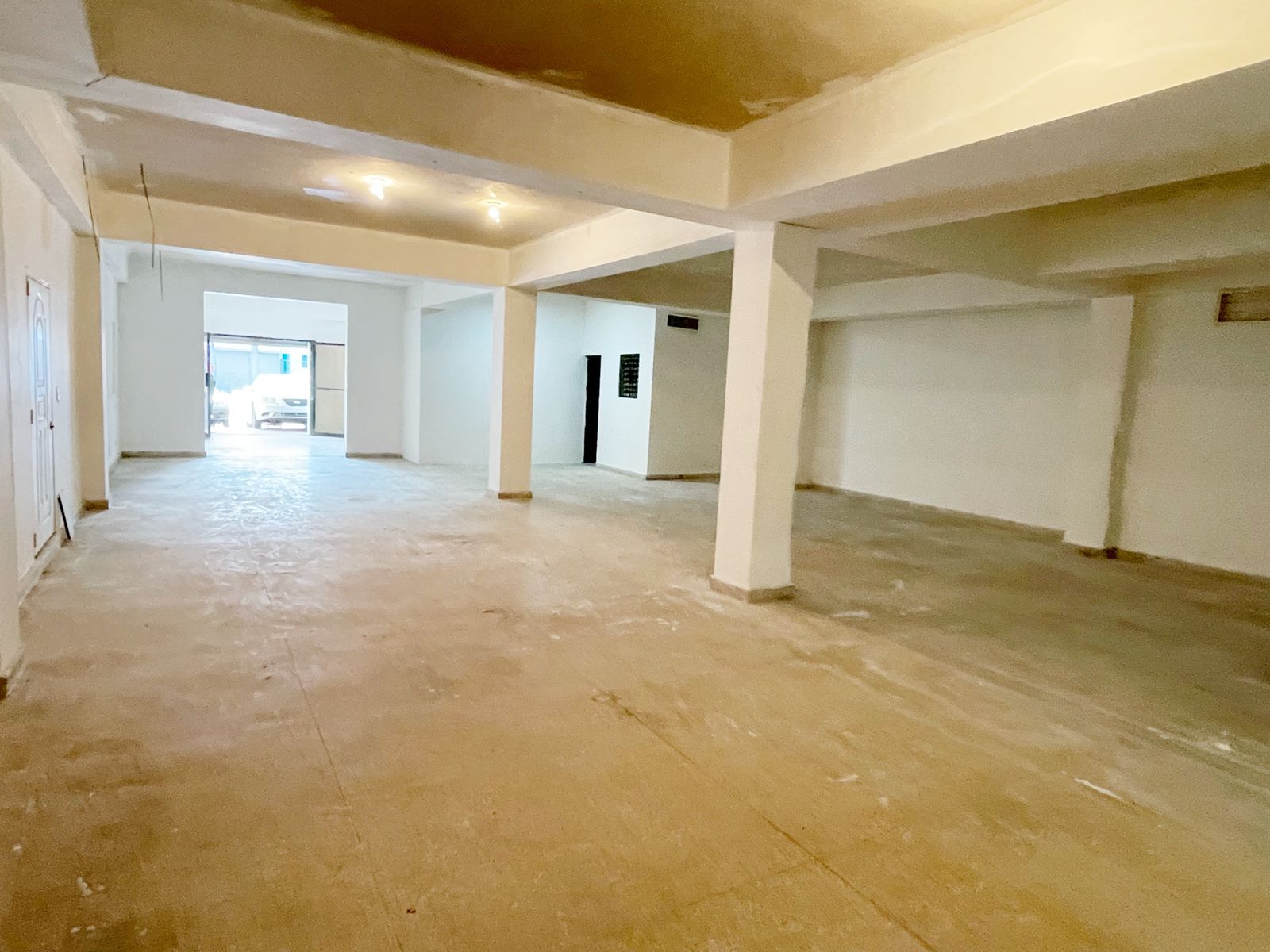oficinas y locales comerciales - Alquiler local amplio primer nivel  8