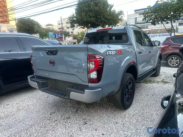 jeepetas y camionetas - Nissan Navara 4X PRO 2026  0KM. 6