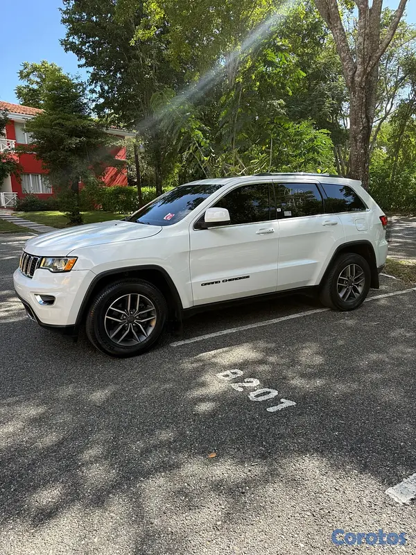 jeepetas y camionetas - Jeep grand Cherokee Laredo 2020 negociable  8