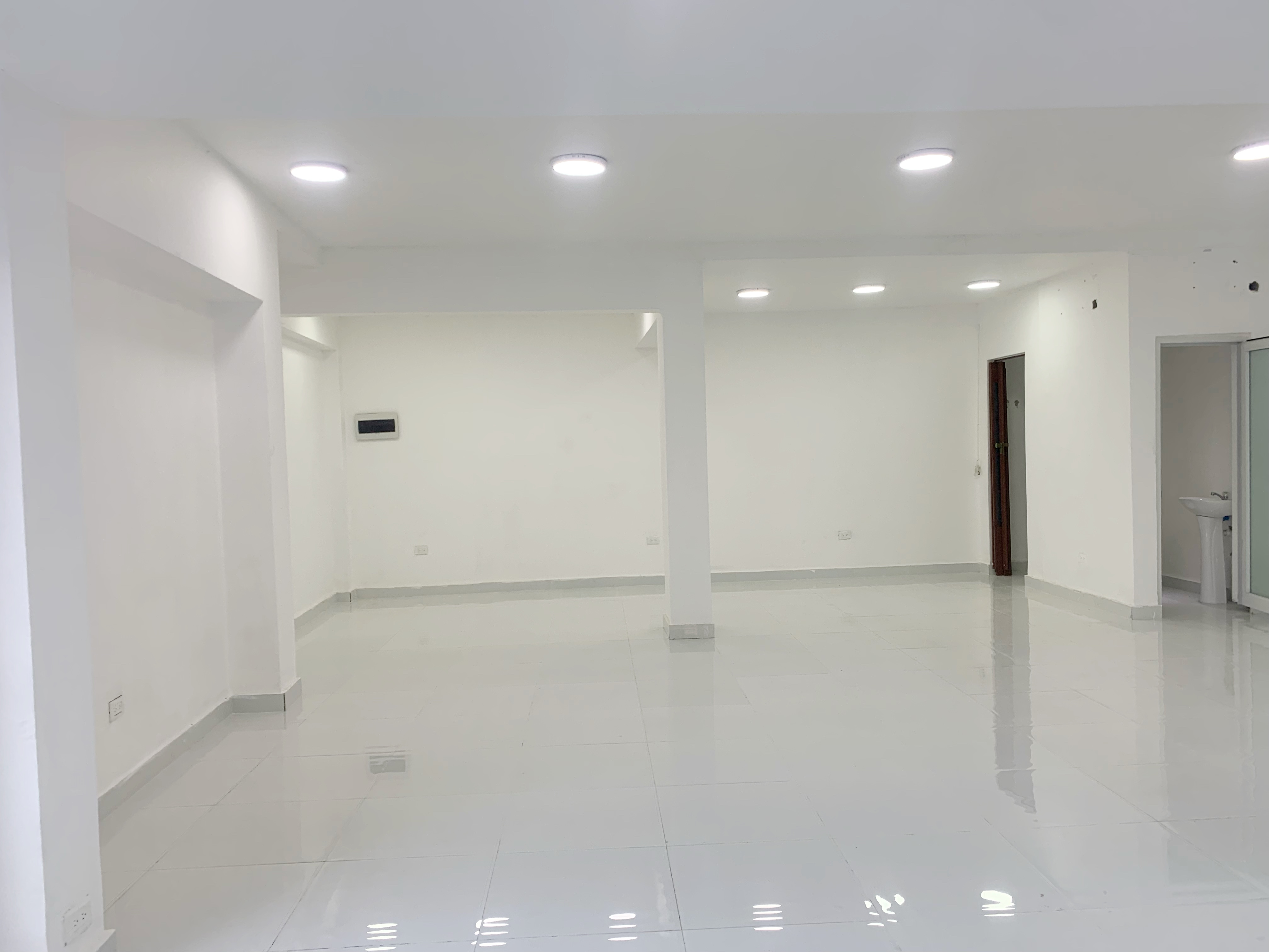 oficinas y locales comerciales - Local céntrico en Primer nivel  2