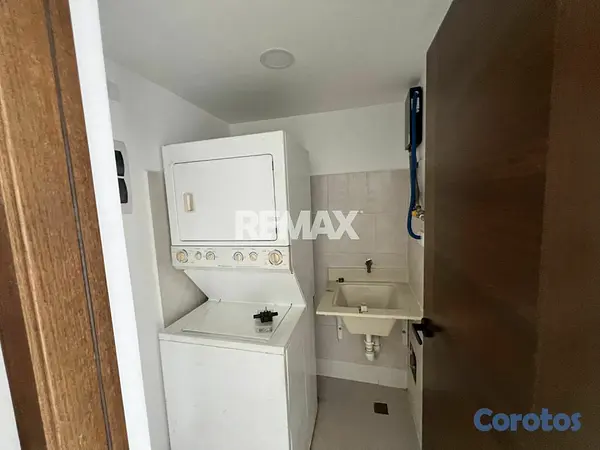 apartamentos - Apartamento en Alquiler con Línea Blanca en Evaristo Morales 1H, 1.5B, 2P 4