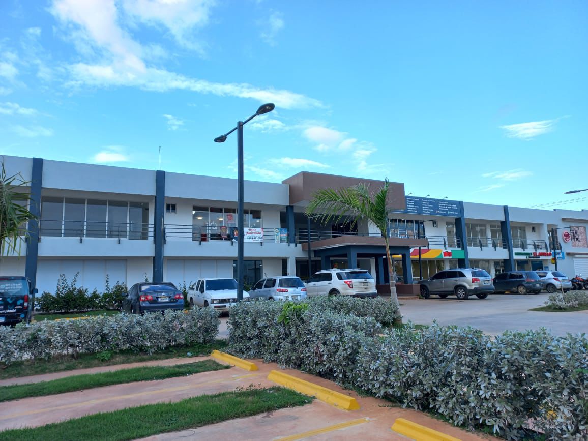 oficinas y locales comerciales - Alquilo local en plaza comercial en Las Americas 7
