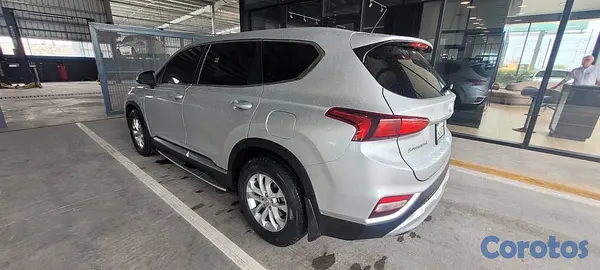 jeepetas y camionetas - HYUNDAI SANTA FE SE 2019 motor DOCH impecable  3