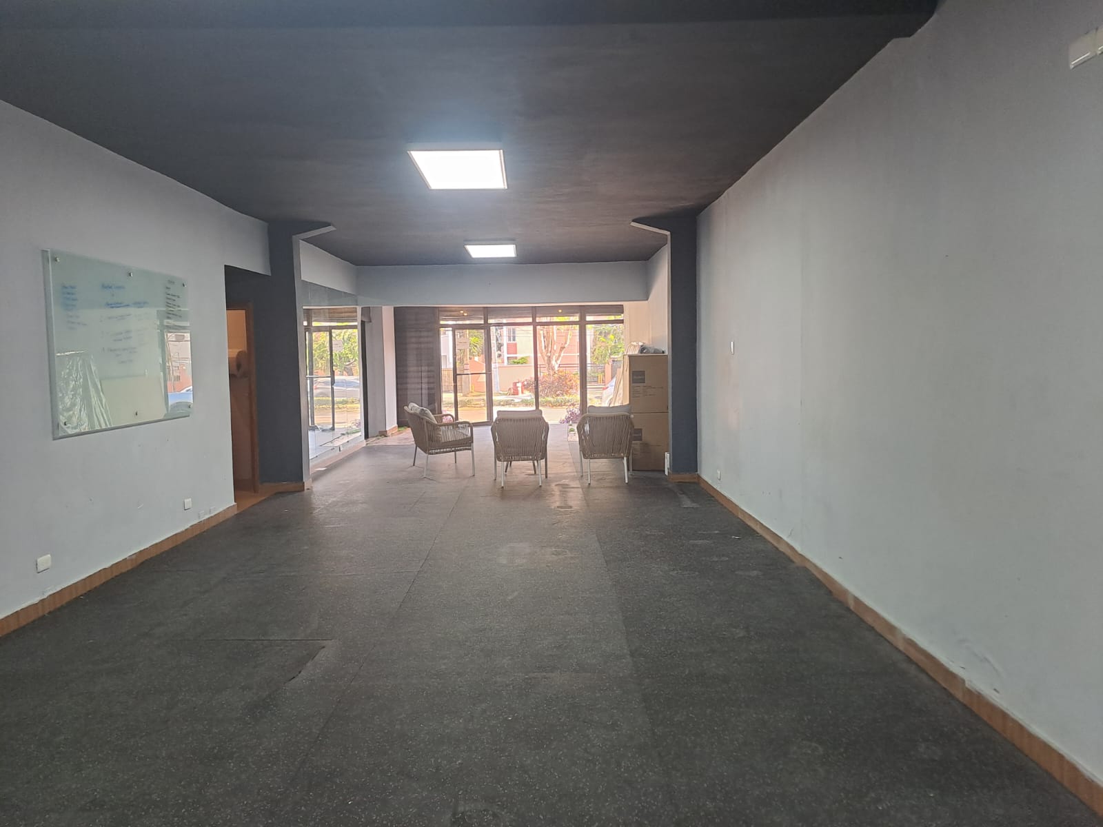 oficinas y locales comerciales - Alquilo Local  1er piso  180 mts en bella vista 0