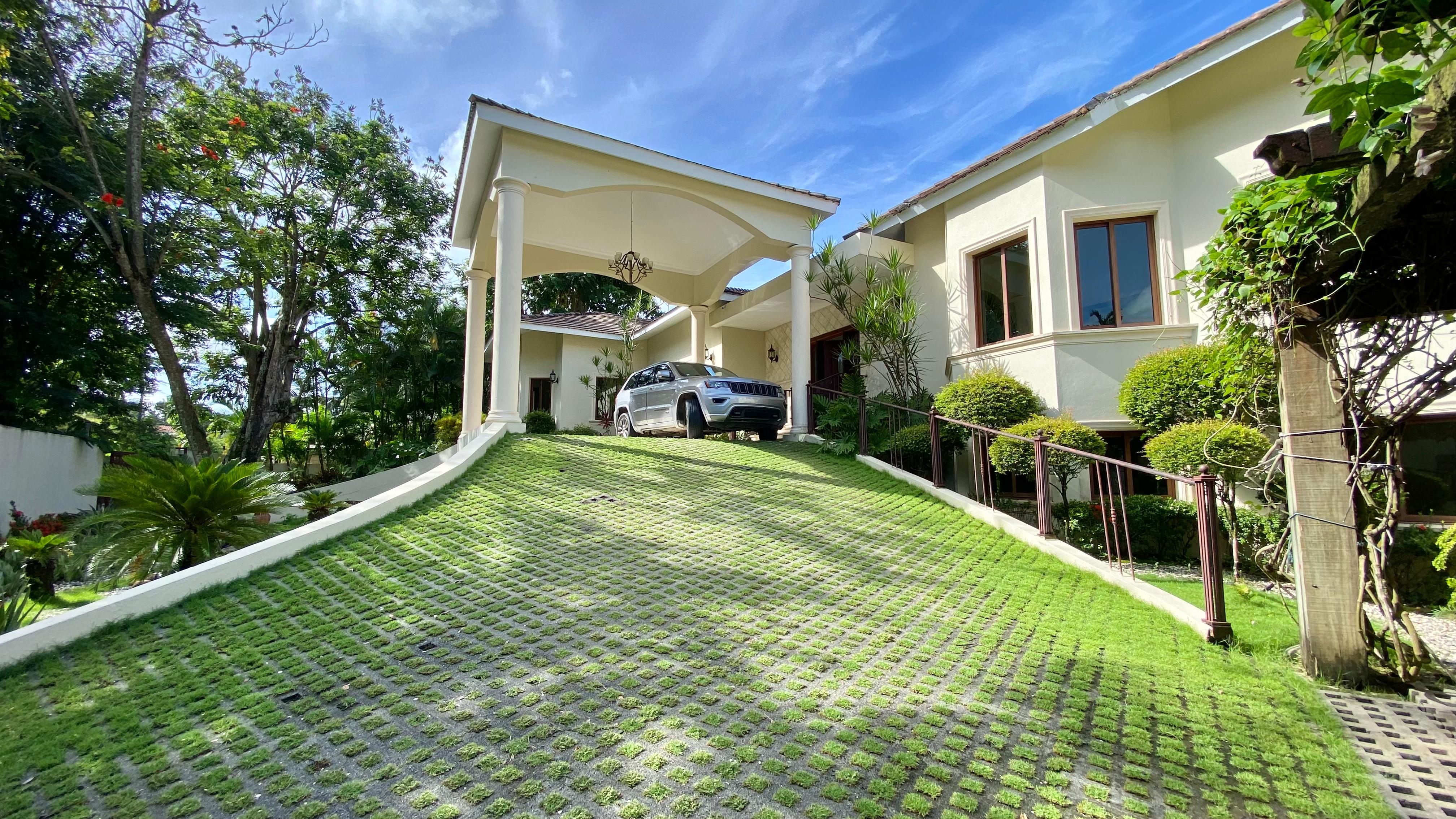 casas - Imponente Mansión en Cuesta Hermosa II, 5 HABS, 1000 Mts2 Patio, Piscina REBAJAD