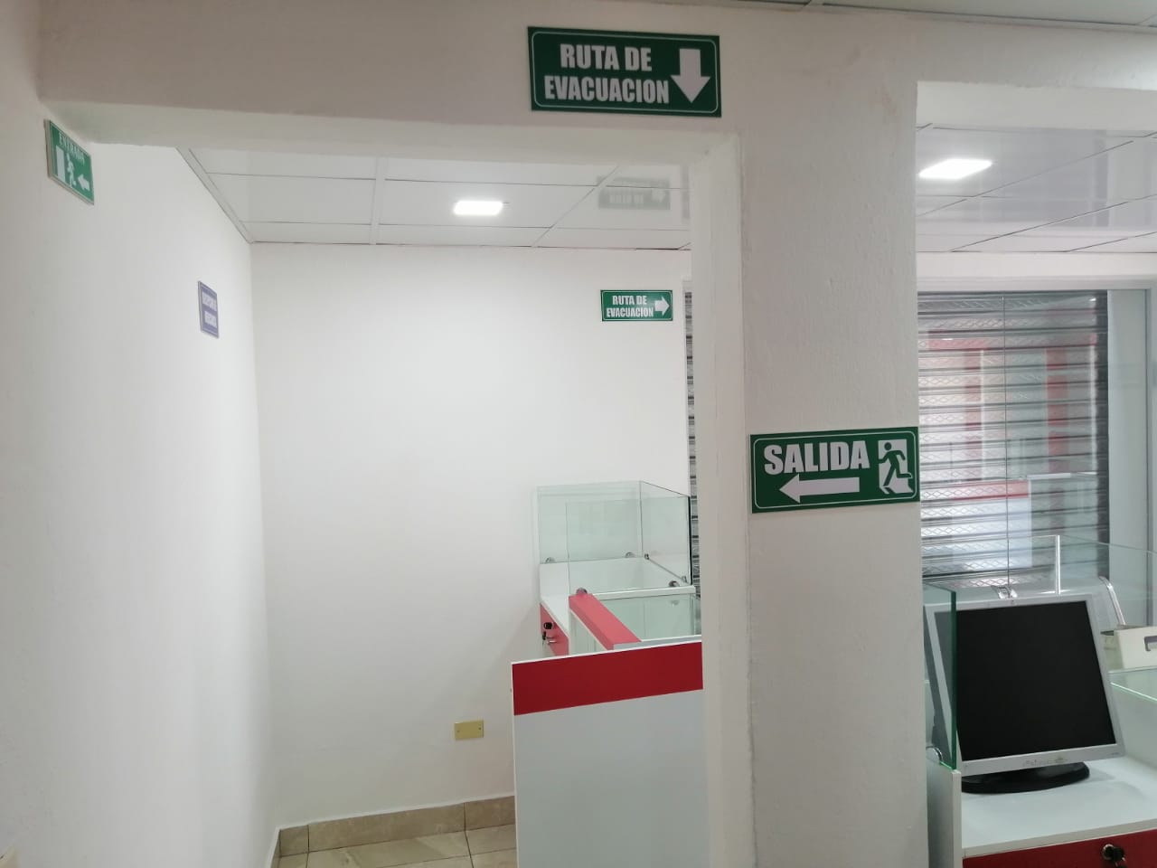 oficinas y locales comerciales - Local con farmacia aprobada, Aut. San Isidro 3