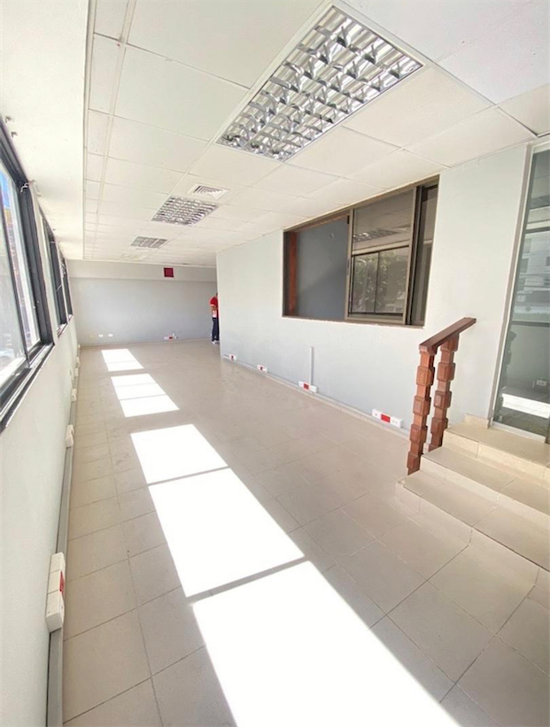 oficinas y locales comerciales - Local amplio dos niveles 8