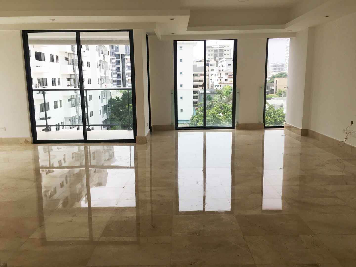 apartamentos - Apartamento en Alquiler en Piantini De Tres Habitaciones Con Linea Blanca Comple 0