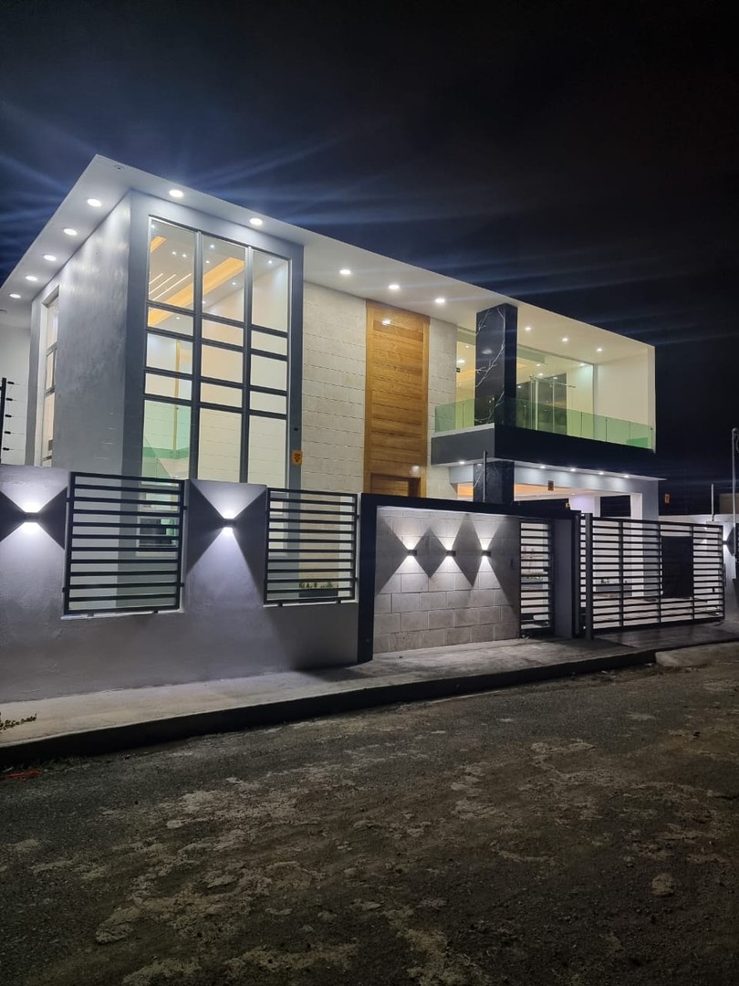 casas - Hermosa Residencia de 2 Niveles en La Vega  0