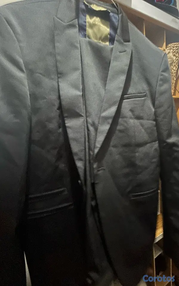 ropa para hombre - Traje negro completo y chaqueta azul marca Zara 4