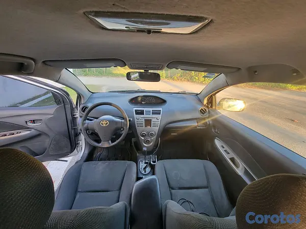 carros - Toyota Yaris 2010 6