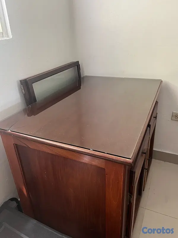 muebles y colchones - Mesa Auxiliar en Caoba, tipo gabinete, tope de cristal y ruedas 63x97x75 cm 4