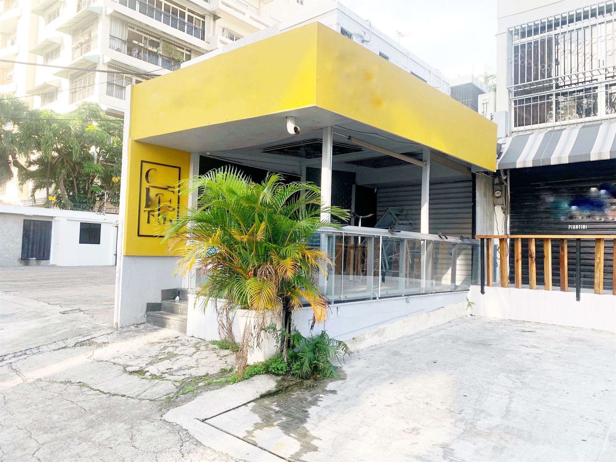 oficinas y locales comerciales - Local con terraza en Piantini 6