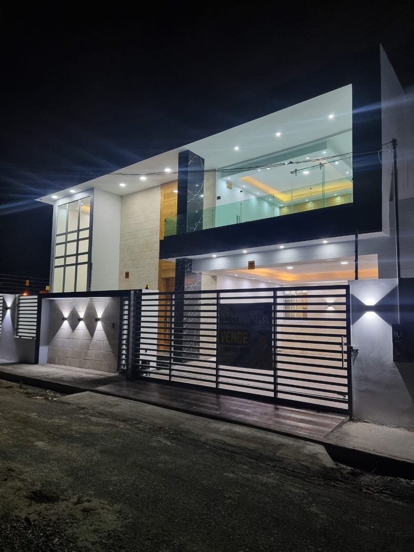 casas - Hermosa Residencia de 2 Niveles en La Vega  4