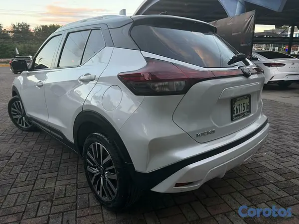 jeepetas y camionetas - Nissan kicks Exclusive 2024 5
