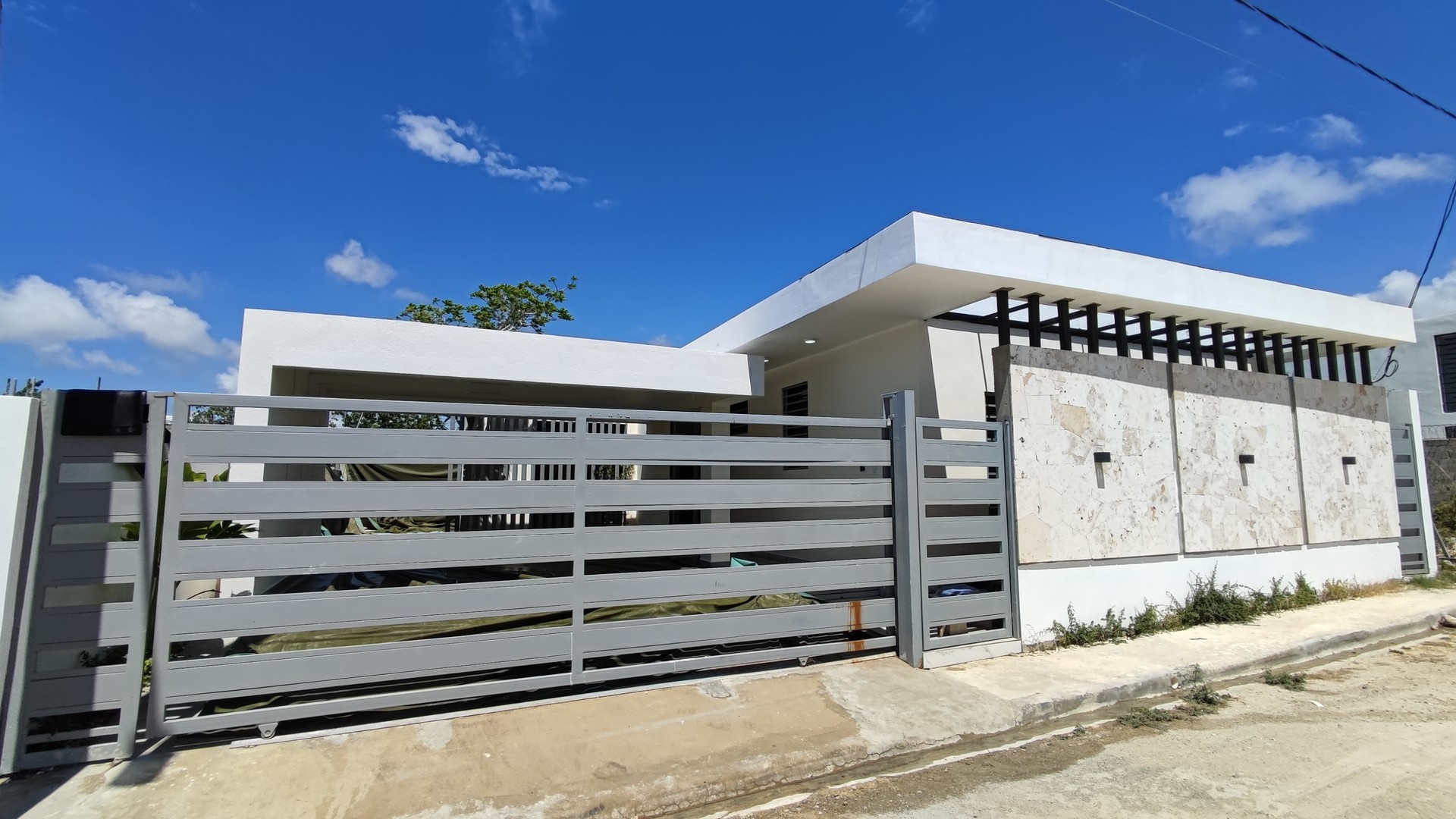 casas - Se Venta Casa Espaciosa y con Ubicación Privilegiada en Residencial  0