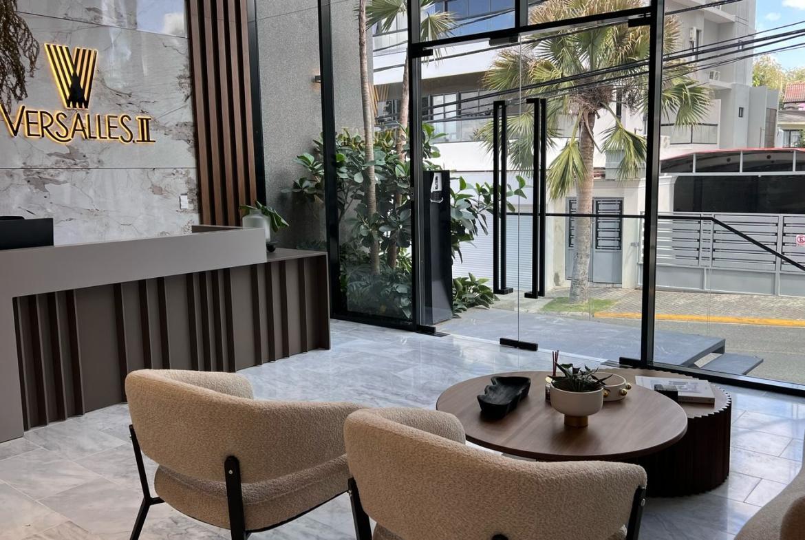 apartamentos - APARTAMENTO EN PISO ALTO CON LINEA BLANCA EN LA ESMERALDA SANTIAGO 2