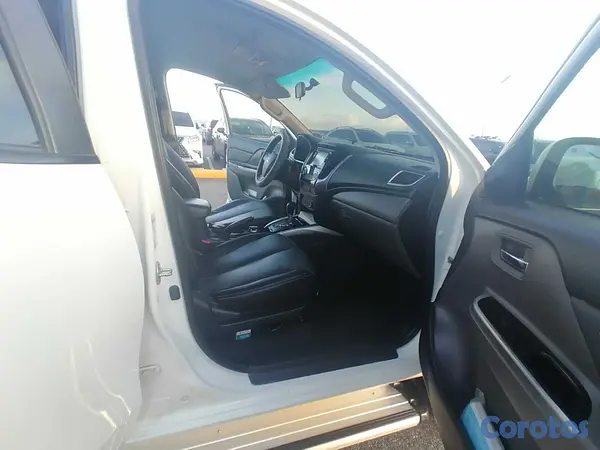 jeepetas y camionetas - Camioneta Mitsubishi L 200 2
