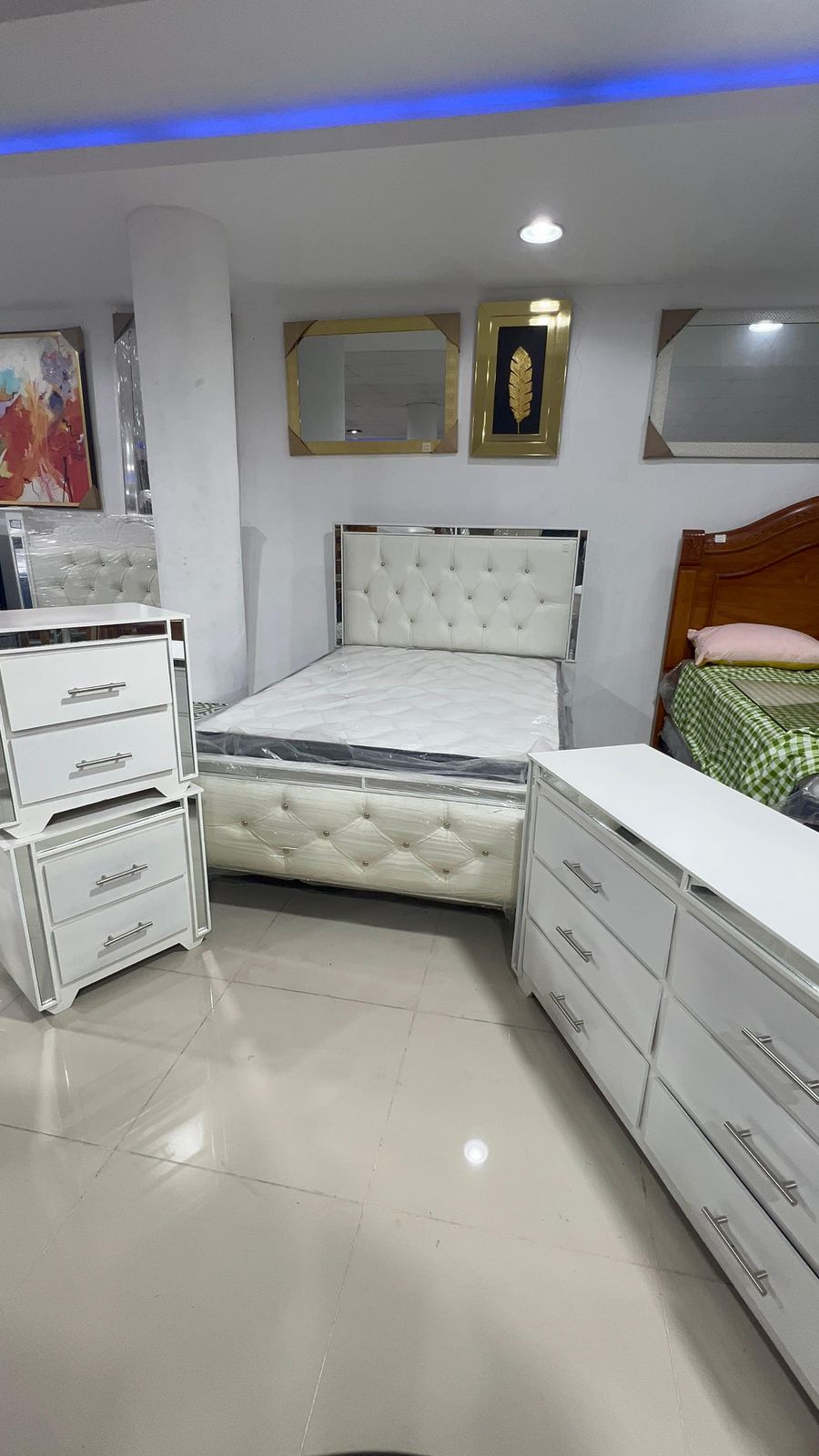 muebles y colchones - Juego de habitacion blanco sencillo tapizado  0