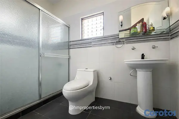 casas - Venta de Amplia Casa de 2 niveles en Miramar – Av. Independencia 11