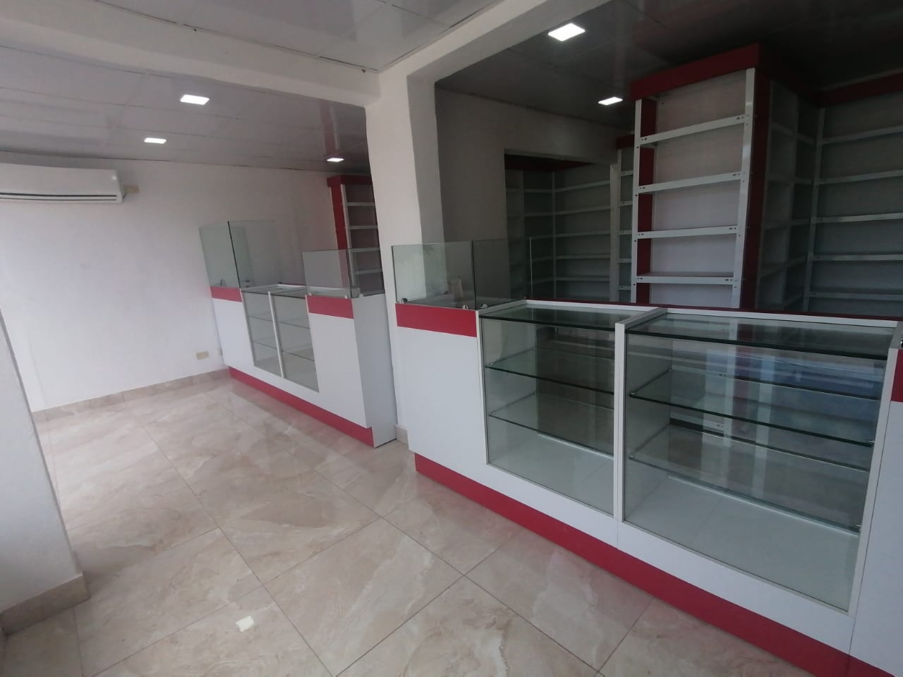oficinas y locales comerciales - Local con farmacia aprobada, Aut. San Isidro 9