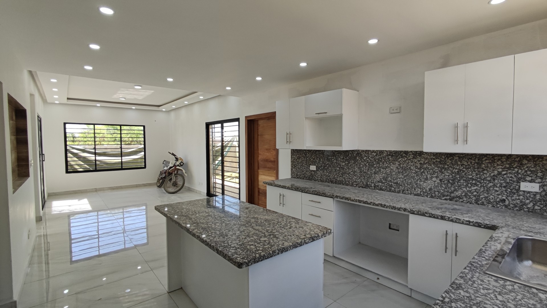 casas - Se Venta Casa Espaciosa y con Ubicación Privilegiada en Residencial  4