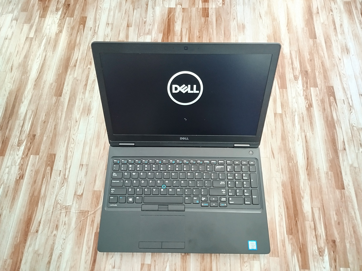 computadoras y laptops - DELL 15.6" i5 7ma 500GB TECLADO ILUMINADO.  