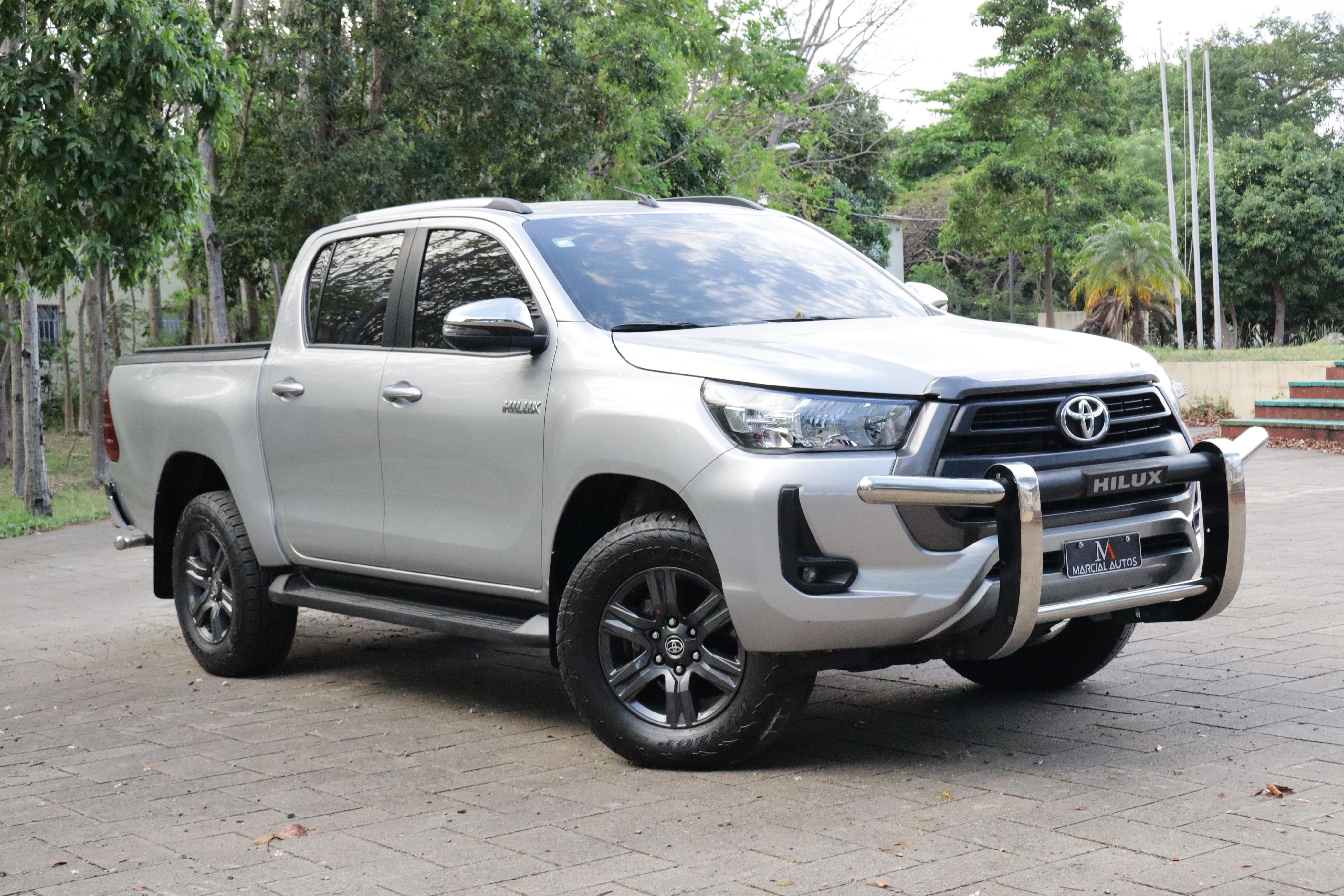 jeepetas y camionetas - Montate en esta impecable lujosa confortable toyota Hailux 2022 clean carfax  0