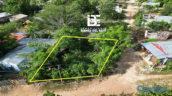 solares y terrenos - Se Vende solar de esquina con 143 metros.  📍En Sec 3