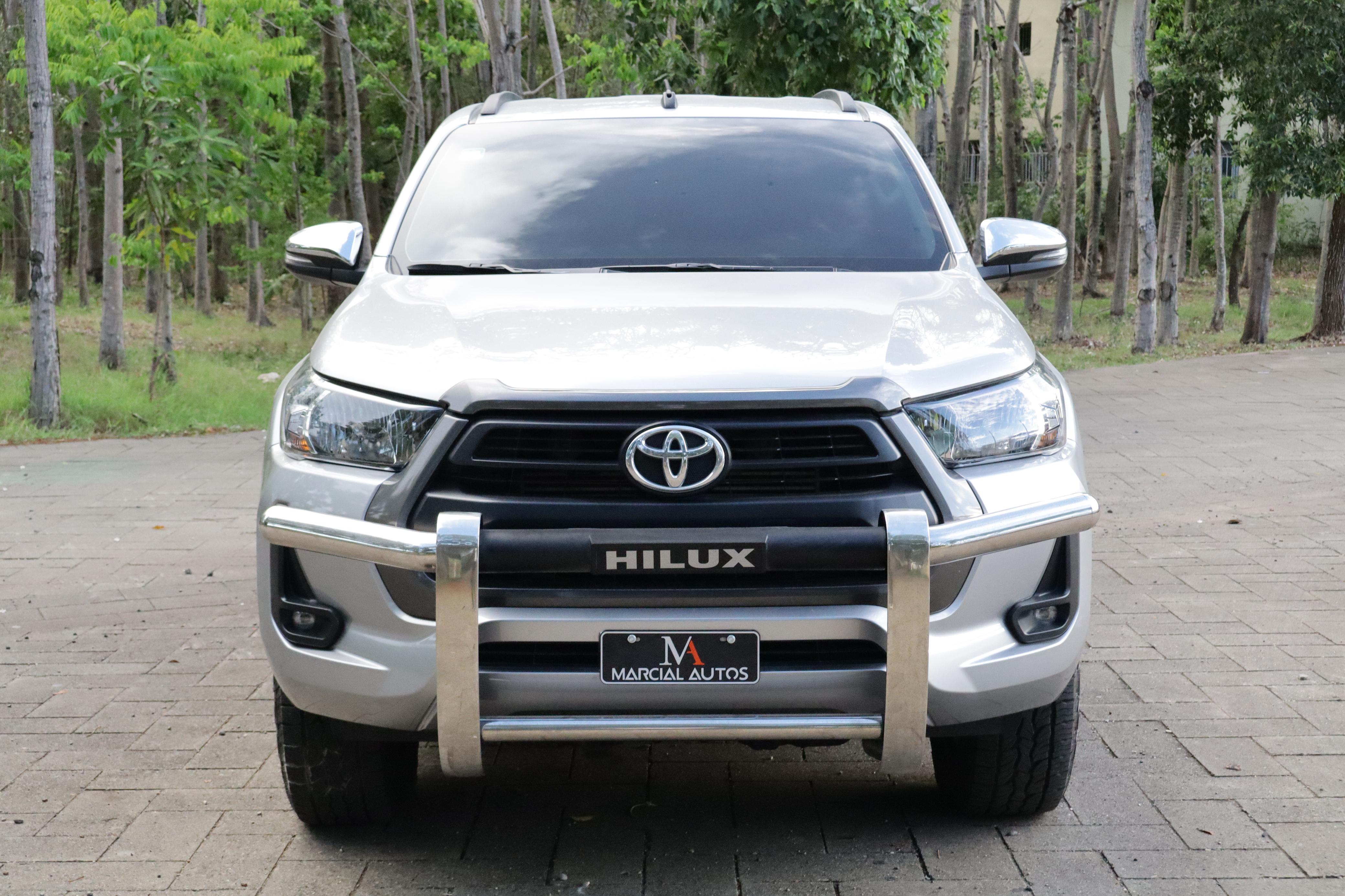 jeepetas y camionetas - Montate en esta impecable lujosa confortable toyota Hailux 2022 clean carfax  1