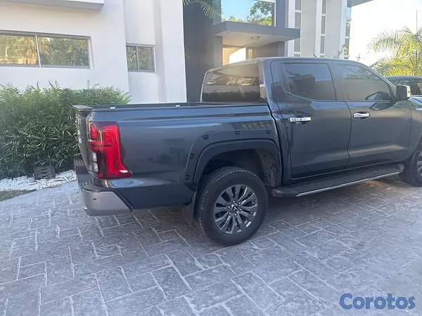 jeepetas y camionetas - Mitsubishi L200 con poquito uso 4