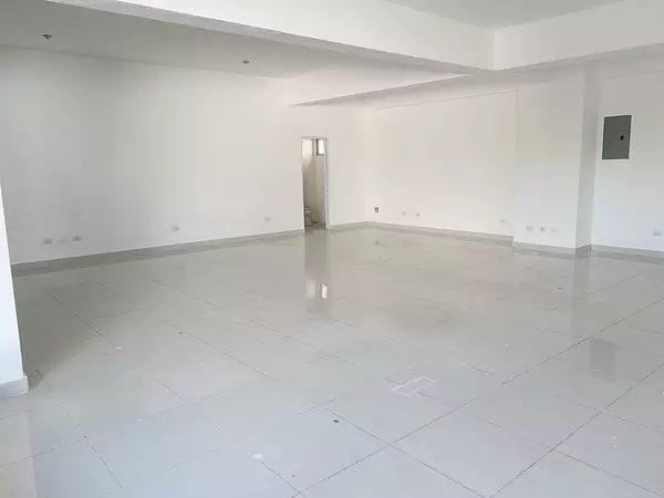 oficinas y locales comerciales - Local céntrico en Piantini 3