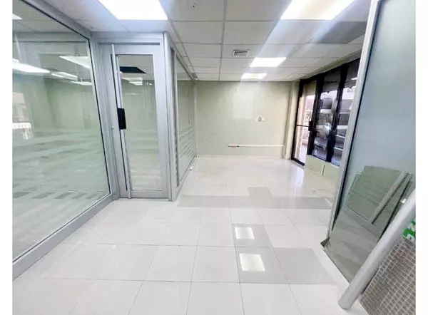 oficinas y locales comerciales - Local céntrico en Piantini 9