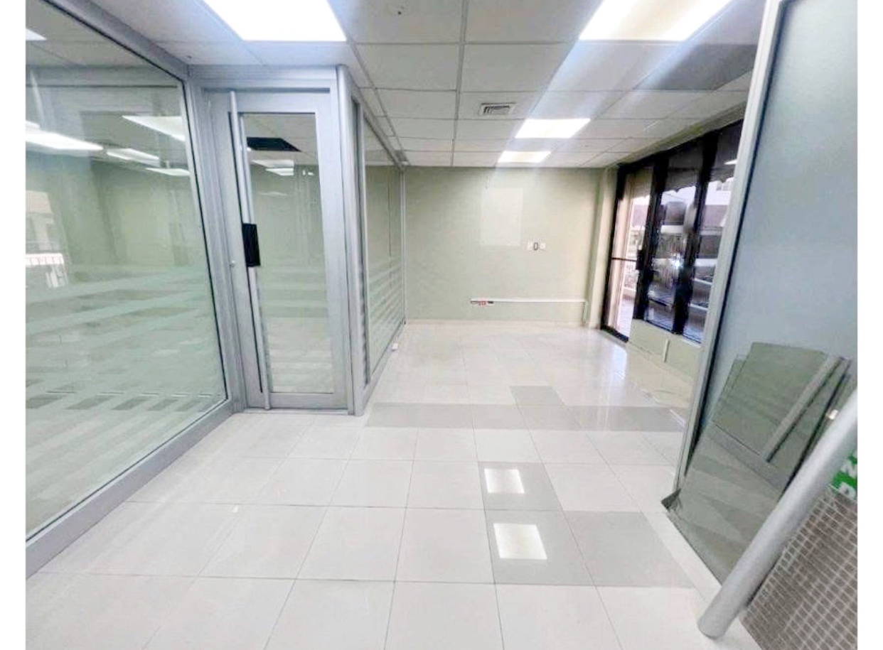 oficinas y locales comerciales - Local céntrico en Piantini 8
