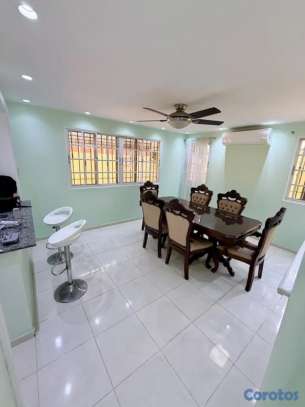 casas - Se vende casa frente a la Sirena de la charles de  6